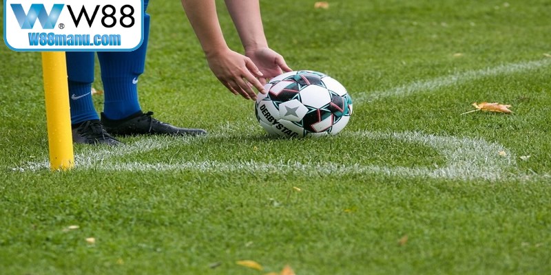 Thời tiết xấu làm bóng trượt nhanh, buộc cầu thủ chọn phá bóng an toàn